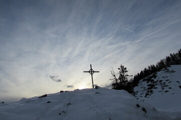 Fototapeta na wymiar Christus Kreuz auf verschneitem Berg