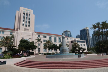 Obraz premium San Diego California Harbor Management Building with Chumash Monument Statue in Front