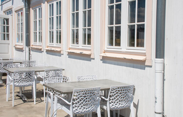 tisch und weiße  plastikstühle