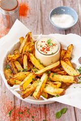 Hausgemachte Pommes Frites mit Dip