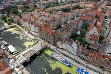 Centrum starego miasta Gdańsk, stare kamienice i dachy widoczne z lotu ptaka, drona. 