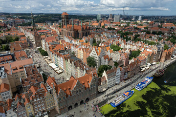 Fototapeta na wymiar Centrum starego miasta Gdańsk, stare kamienice i dachy widoczne z lotu ptaka, drona. 