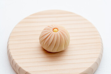 木の皿に乗った手作りの和菓子　練り切り 菊