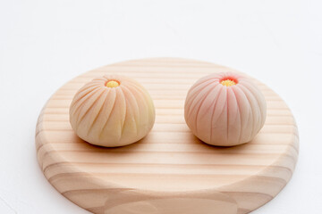 木の皿に乗った手作りの和菓子　練り切り 菊