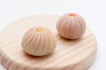 木の皿に乗った手作りの和菓子　練り切り 菊