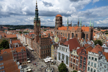Naklejka na ściany i meble Centrum starego miasta Gdańsk, stare kamienice i dachy widoczne z lotu ptaka, drona. 
