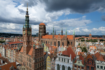 Centrum starego miasta Gdańsk, stare kamienice i dachy widoczne z lotu ptaka, drona.  © Arkadiusz
