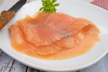 assiette de saumon fumé sur une table