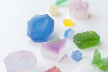 光が透過して透明感のある色とりどりの琥珀糖　カラフルな宝石　キラキラ