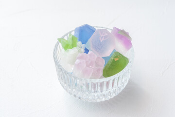 光が透過して透明感のある色とりどりの琥珀糖　カラフルな宝石　キラキラ