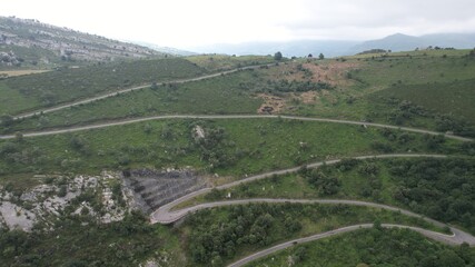 En esta imagen se puede observar el fantástico valle del Asón, ubicado en Cantábria en España. Por este valle trascurre el rio que da nombre al valle. Unas preciosas montañas verdes © Marcos