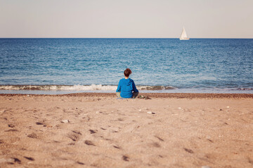 Fototapeta na wymiar young woman looking at the sea