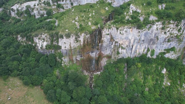 En esta imagen se puede observar el fantástico valle del Asón, ubicado en Cantábria en España. Por este valle trascurre el rio que da nombre al valle. Unas preciosas montañas verdes.