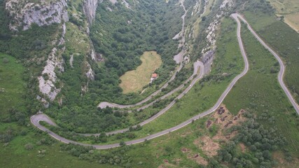 En esta imagen se puede observar el fantástico valle del Asón, ubicado en Cantábria en España. Por este valle trascurre el rio que da nombre al valle. Unas preciosas montañas verdes © Marcos