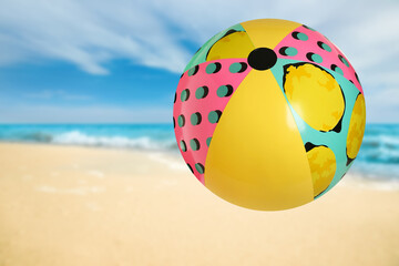 Obraz premium Colorful inflatable beach ball and seascape on background