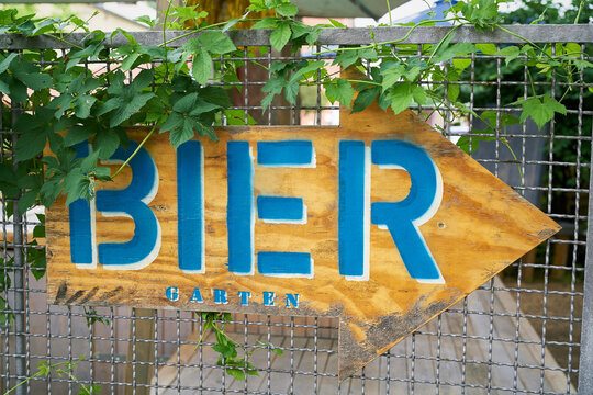 Hinweisschild mit Richtungspfeil für einen Biergarten in der Innenstadt von Berlin