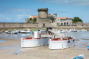 Le Fort de Socoa et son port en marée basse dans la ville de Saint-Jean-de-Luz