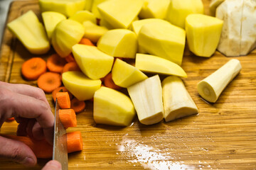 まな板の上で野菜をカット