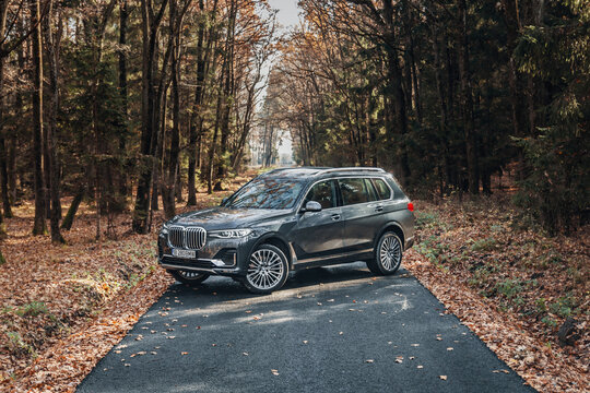 BMW X7 40i front end, grill, headlights and wheel details