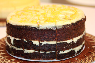 tarta de bizcocho con chocolate, crema pastelera y naranja caramelizada
