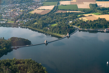 Luftbild der Sperrmauer am Möhnesee, Möhnetalsperre im Sauerland, mit hohem Wasserstand