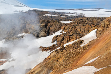 Berge, Lavafelder, Schnee und Gletscher am Kerlingarfjöll im Hochland von Island mit dem...