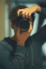 fotógrafo al espejo vintage con cámara, reflejo