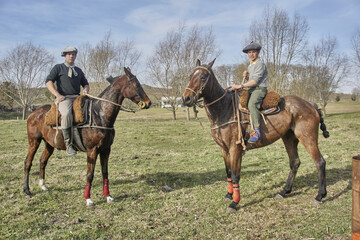 dos personas a caballo en el campo