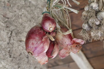 cipolle appese ad una trave di legno
