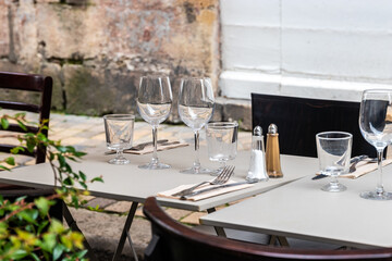 Table de restaurant en ville