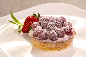 Sweet Round tart with raspberry