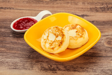 Cottage cheese pancakes with strawberry jam