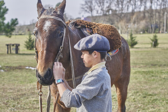 un joven y su corcel