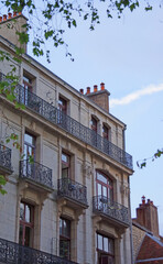 Fototapeta premium mehrstöckiges Stadthaus im neoklassizistischen Stil, Frankreich, Detail