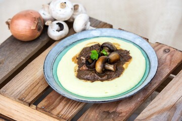 beef on mushrooms with mashed potatoes