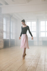 Obraz premium Ballerina doing stretching exercises