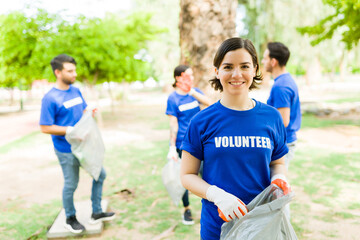 Obraz premium Portrait of an attractive woman volunteering