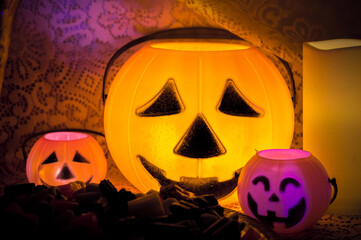 Bodegón con chucherías y caramelos con elementos de halloween.
