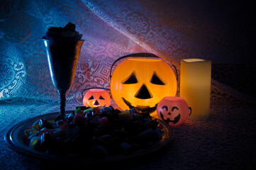 Bodegón con chucherías y caramelos con elementos de halloween.

