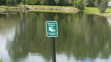 Sign don't feed the alligator