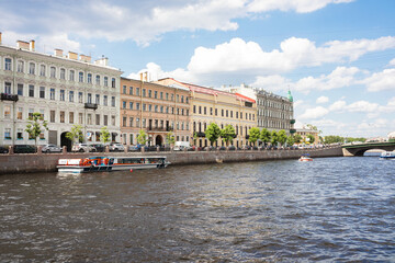 Naklejka premium Embankment of Neva River with buildings on a sunny day 