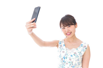 自撮り・ライブ配信をする若い女性
