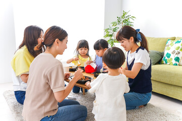 ごはんを食べる子どもとママ友