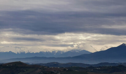 Montagne innevate e valli dell’Appennino in una nuvolosa giornata autunnale