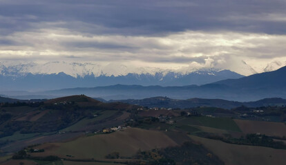 Montagne innevate e valli dell’Appennino in una nuvolosa giornata autunnale