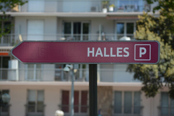 Obraz premium Panneau violet parking Halles.