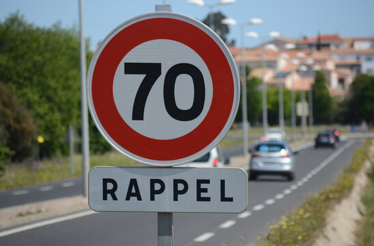 Panneau : rappel vitesse limit&eacute;e &agrave; 70 kmh.