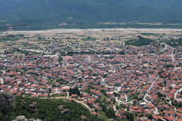 Obraz premium View of Meteora from a mountain monastery