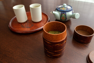 木製の筒に入った茶葉