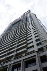 Naklejka premium 超近代的な超高層ビルの斬新なデザイン、真下からの外観模様